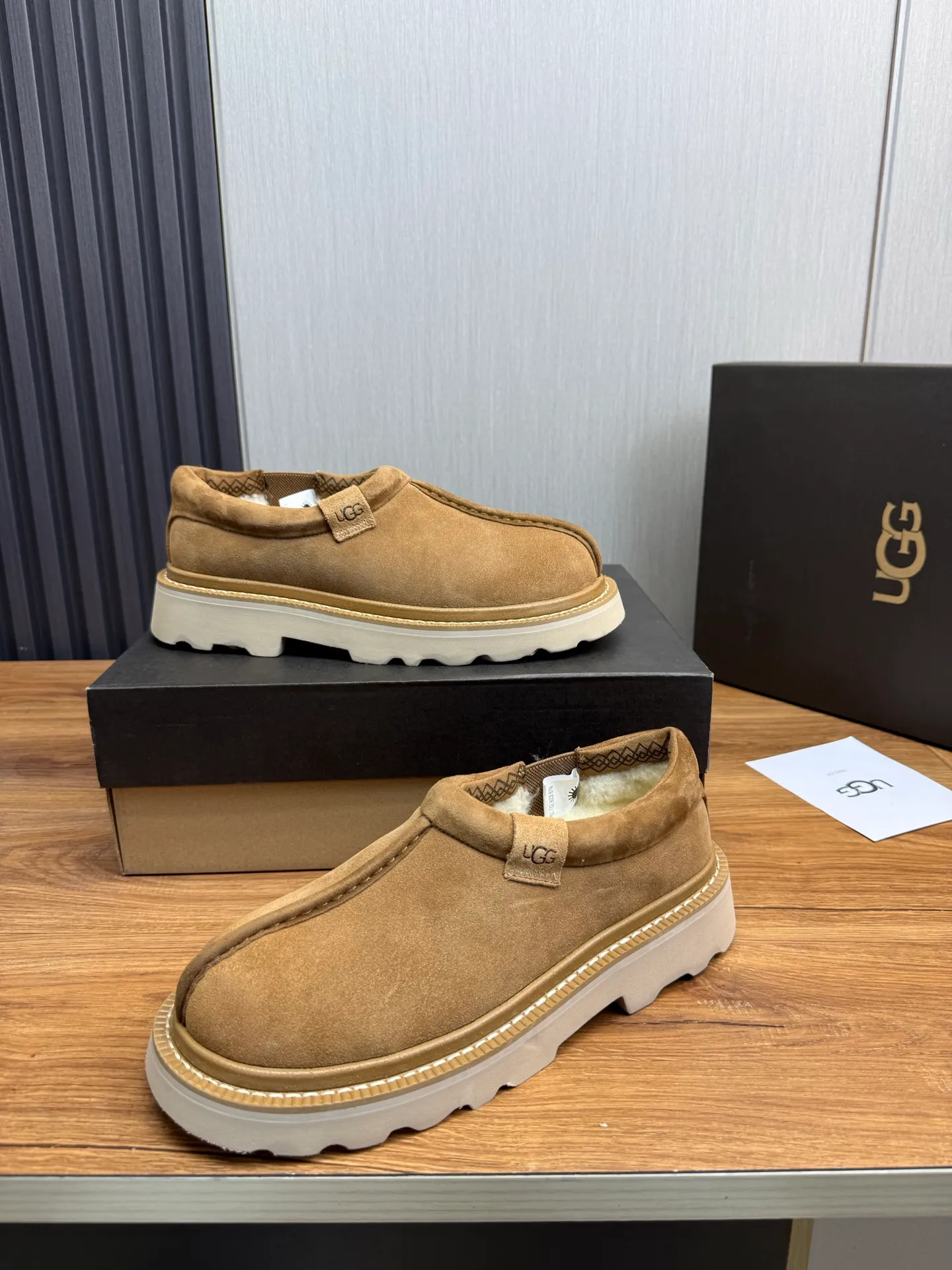 Men's shoes 💰560💰 New UGG fur integrated men's simple and fashionable snow boots. The most worth buying at the end of this year are warm casual shoes. Whether you are out and about at home, their comfortable and warm performance will be your most suitable fashion companion! The material is cowhide upper and imported wool is used inside. Warm and comfortable! The eva+ rubber patch outsole is cushioned, non-slip and wear-resistant, and has good elasticity. It is light and wear-resistant, comfortable and soft, and the new simple cut is more fashionable. It has both practicality and fashion sense, so you no longer have to worry about how to match it in winter, while still maintaining your fashionable taste. High-quality genuine wool. Look at the details for the material! Size: 39-40-41-42-43-44-44 sneaker size
